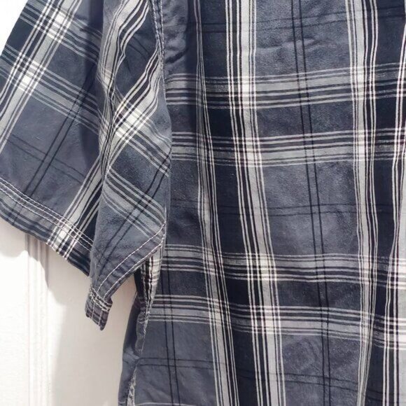 Burnside Short Sleeve Button Shirt - Large Youth/Small Woman - See Measurements - Picture 13 of 13